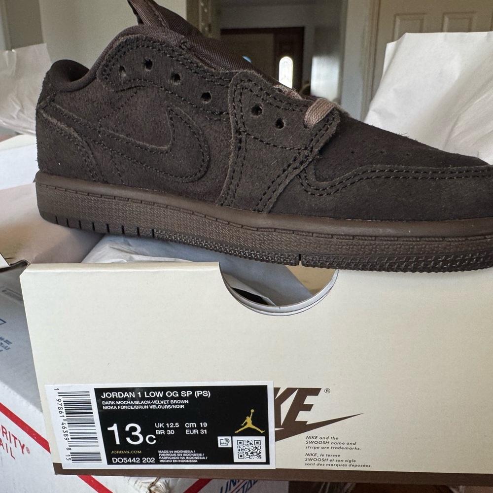 Travis Scott Brown Velvet, Jordan 1 low

Size: 13Y

Everything is 100% authentic